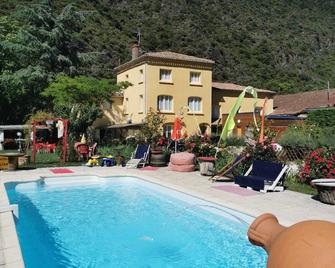 Hotel Restaurant Rose des Pyrénées - Belvianes-et-Cavirac - Pool