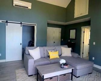 Lakefront Cottage with sauna and private dock. - Washington - Living room