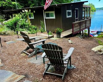 Quiet Lakefront Cabin on Crystal Lake - Enfield - Patio