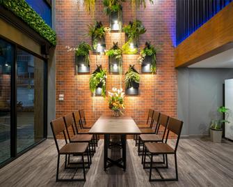 Bed-Friends Poshtel - צ'אנג ראי - פטיו