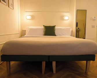 Camera Luxury in Centro a Foligno, a 5 Minuti da Caserma e Stazione - Foligno - Bedroom