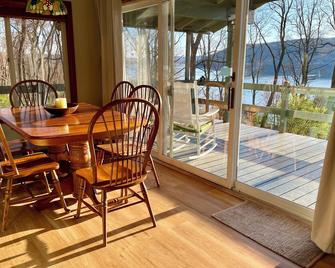 Spectacular sunsets over Keuka Lake - Located in the HEART of the Finger Lakes! - Dundee - Dining room