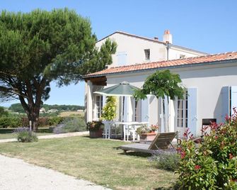 Quiet Country Cottage For 2. Heated Pool. Panoramic Sea View. Near Beaches - Mortagne-sur-Gironde - Patio