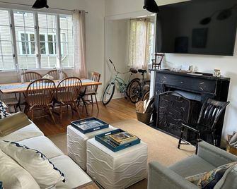 3-bedroom historic vacation home newly renovated in the middle of Oxford MD. - Oxford - Wohnzimmer
