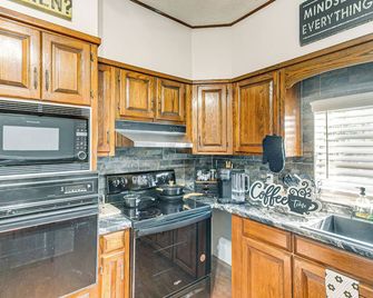Close to Hospital and Dtwn! Quiet Waycross Home - Waycross - Kitchen