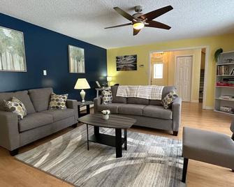 Bay View Retreat, quiet and private getaway, easy access to trails - Botwood