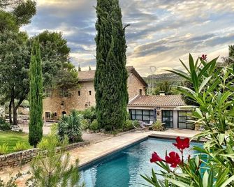 Authentic Provençal Mas with Pool on a Private Estate near Aix-en-Provence - 펠리산느 - 수영장