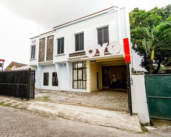 OYO 494 Nadia Homestay Syariah Near Rsu Premier Surabaya Kota Surabaya - سورابايا - مبنى