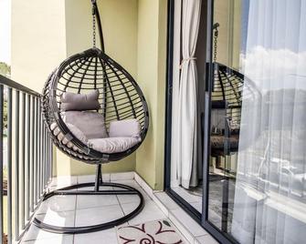Urban Oasis apartment near O.R Tambo Airport (JNB) with UPS for loadshedding - Boksburg - Balcony