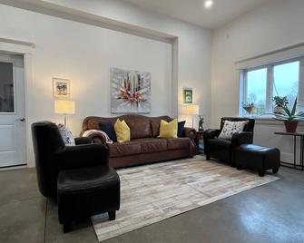Welcome to the Lake House - Wiarton - Living room