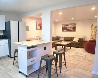 3-bed/2 bath basement apt. in charming Midvale with AC, wifi, laundry & hot tub. - Midvale - Cuisine