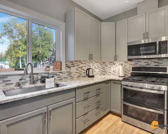 Centrally Located in Umed District. Steps from Ak Air Venue, Prov/Anmc Hospitals - Anchorage - Phòng bếp