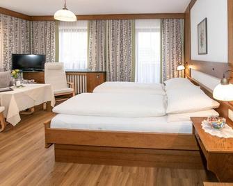 Spacious double room with shower, WC and balcony - Weinschreiber, Apart & - Rauris - Bedroom