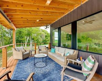 Modern, Riverfront Family House with Balcony and Grill - Arkadelphia - Balcó