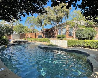 Rockwall Urban Oasis- 3600sqft -Pool/Spa/Game Room/Office-Overlooks Lake/Park - Rockwall - Pool