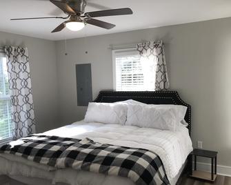 Brand New 3 bedroom 2 bath Home (Built 2022) - Huntsville - Bedroom