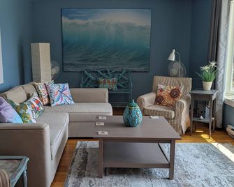 Your Authentic Lake House Getaway Awaits You - Invermere - Wohnzimmer