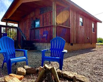 Cozy 1-bedroom cabin in lovely Mountain View with AC - Mountain View - Patio