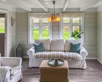 Beach front home in Farsund with WiFi - Farsund - Stue