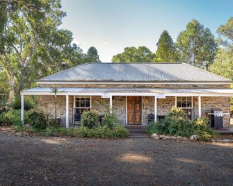 Reillys Wines Heritage Cottages - Clare - Building