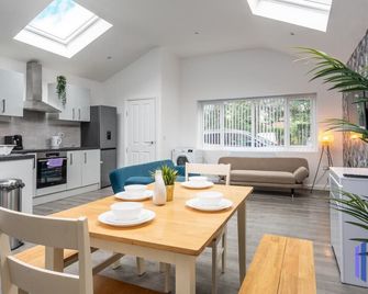 Santorini Blues By Cefas - Free Parking - Bungalow - Near Airport - Manchester