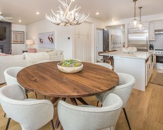 Luxury condo w/private hot tub & Lone Peak Views, minutes to Big Sky Resort - Copper John Getaway - Big Sky - Jídelna