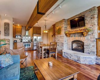 Unique & Modern 3 Br 2Ba Condo- Ski-In Ski-Out Condo - Crested Butte - Living room
