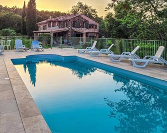 Here you are surrounded by vineyards and oak and coniferous forests. - Gonfaron - Piscine