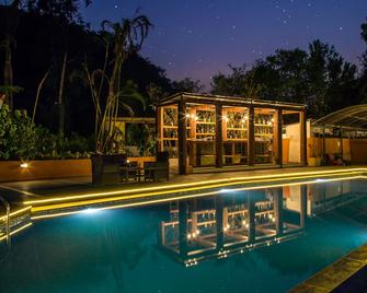 Residency Lake Resort and Spa - Lavasa - Piscina