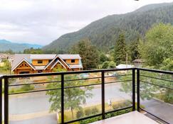 Harrison Lake View Suites - Two Bedroom Grand Suite 9 - Harrison Hot Springs - Balcony