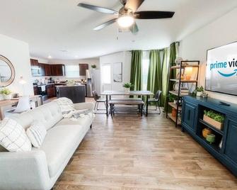 Stylish Family Home Near Lackland Pool - San Antonio - Phòng khách