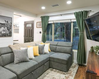 Cozy Wrightwood Cabin Family and Pet Friendly! - Wrightwood - Living room