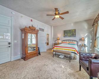 Dog Friendly- Historic Palace Hotel- Suite 201 - Salida - Bedroom