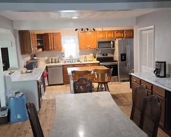 Uniquely remodeled 3 bdrm 1 bth home in safe area! Fenced in with a large deck! - Owensboro - Kitchen