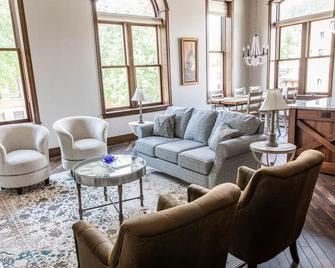 1895 Jacobs Penthouse in Historic Deadwood - Deadwood - Living room