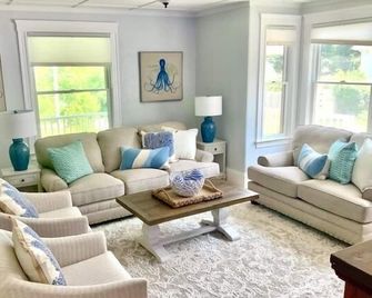 Beautiful family home - 10 min walk to downtown Plymouth + waterfront! - Plymouth - Olohuone