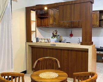 dAlvin: Room 1 - Green Serenity | Near Airport - Labuan Bajo - Küche