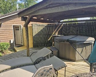 Hilltop Cottage W/ Hot Tub, Views & Near Yellowwood Trails 2br, 2ba - Nashville - Patio