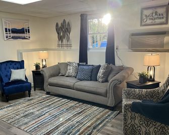 The Fuzziesquirel1 2 Bdrm, Boat Parking, Near Lbl Lakes & Beach - Cadiz - Wohnzimmer