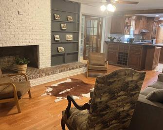 Three bedroom house in the country outside West Point with lots of living space - West Point - Living room