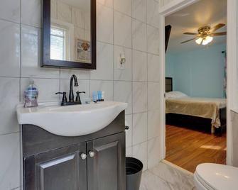 11 Mi to Manhattan Pet-Friendly Duplex with Yard! - Teaneck