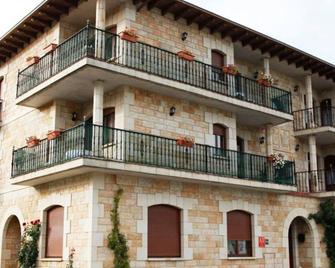 Los Pinares, La Laguna - Duruelo de la Sierra - Edificio