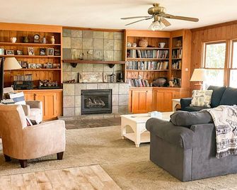 Pet-friendly easy access 3 bedroom retreat with fantastic Shallotte River views - Shallotte - Lounge