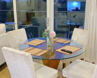Impeccable 1-Bed Apartment in London - London - Dining room