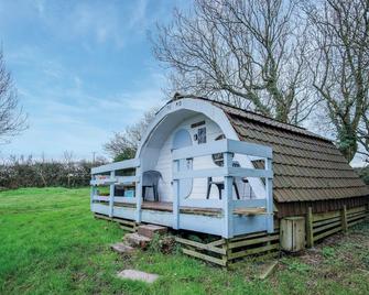 The Pod - 1 Bedroom - Freshwest Beach Retreat - Pembroke - Building