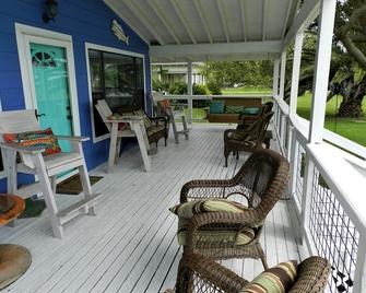 \'Flying Fish\' Bay Front Home!! Fishing Pier outside your front door - Seadrift - Patio