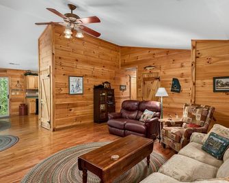 Chestnut Lodge, near Asheville, NC, sits in a quiet wooded area of Weaverville. - Weaverville - Living room