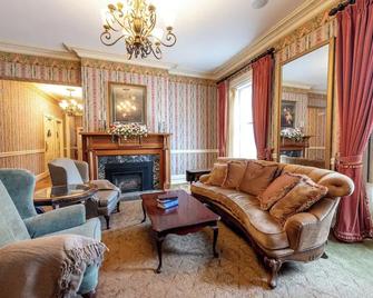Mark Twain Room - Big Tree Inn - In-Room Jacuzzi - Geneseo