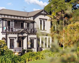 Innbetween Lodge And Backpackers - Nelson - Building