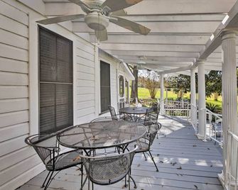 Historic Huntington Home w/ Pond & Flower Gardens! - Huntington - Balcón
